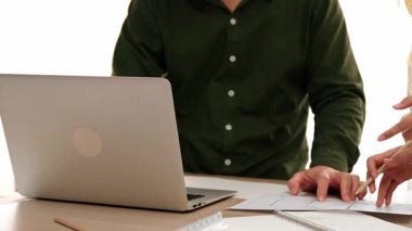 Mimar ve mühendis, modern ofisteki tablo üzerinde tasarım, ölçüm aracı ve plan için dizüstü bilgisayardaki taslak ayrıntılı taslak ile el yazısını karşılaştırıyor. - Yakın çekim. Tanımlama.