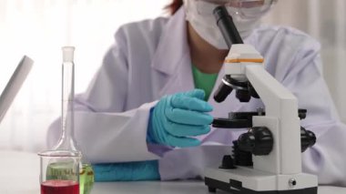 Laboratuvar araştırmacısı yeni bir ilaç geliştirir ya da tedavi eder. Laboratuvar tüpünde renkli kimyasal sıvı kullanır. Mikrobiyoloji uzmanlığı ve laboratuvar ekipmanları ile sağlık hizmetlerinin teknolojik gelişimi. Katı.