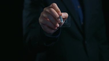 SEO görünürlüğünü geliştirmek için SEO konsepti, SEO ile ilgili dijital araçlar ve SEO performans simgeleri stratejik pazarlama için odaklanmış bir planda gösteriliyor. Elide