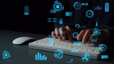 Modern bir ofiste veri analizi ve teknolojisini gösteren dinamik dijital grafikler ve grafiklerle çevrili beyaz bir klavyeye yazı yazan ellerin yakın çekimi. Xenic