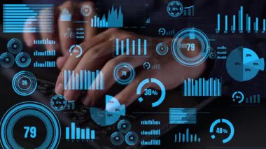 Grafikler, grafikler ve sayısal göstergeler gibi çeşitli veri görselleştirme unsurlarıyla kaplanmış ve analitik süreçleri resmeden bir klavyeye yazı yazan ellerin yakın çekimi. Xenic