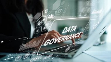 Modern Ofis Ortamı 'nda Veri Yönetimi Konseptleri ve Dijital Analizlerinde Dizüstü bilgisayarla uğraşan Profesyonel İnsan. Asemptotik akıllı veri analitiği.