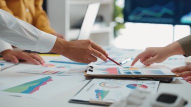 Yapay zeka araçlarının finansal performans takibini ve kurumsal karar verme mekanizmasını geliştirdiği modern bir çalışma alanı. Noogenesis Yapay Zeka