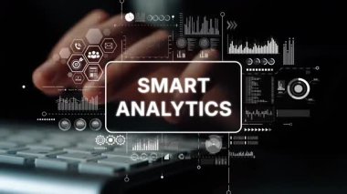 Klavyede Veri Görselleştirme, Grafikler ve Eller Yazma ile Modern Akıllı Analitik Kavram Karanlık Ortam. Asemptotik akıllı veri analitiği.