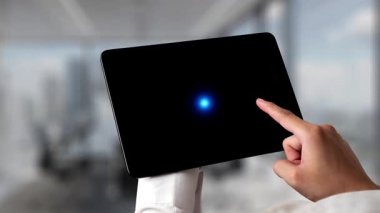 CRM platformları veri analizi, CRM iletişim araçları ve otomasyon yoluyla müşteri ilişkilerini geliştirir. CRM sistemleri müşteri yönetimi, izleme ve CRM ilişki başarısını destekler. Spire.