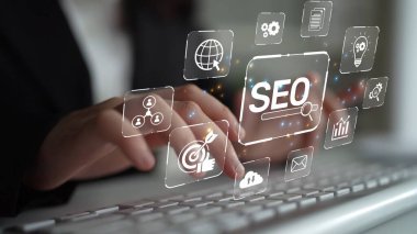SEO görünürlüğünü geliştirmek için SEO konsepti, SEO ile ilgili dijital araçlar ve SEO performans simgeleri stratejik pazarlama için odaklanmış bir planda gösteriliyor. Muxer