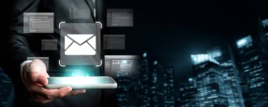 İş adamı e-posta kutusunu kontrol ediyor, daha iyi verimlilik için mesajları düzenliyor ve önceliklerini belirliyor. Etkili iletişim için akıllı e-posta teknikleri öğren. FaaS