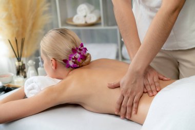 Kafkasyalı kadın müşteri stres önleyici spa masajının keyfini çıkarıyor ve lüks otel ya da oteldeki gündüz açık ortam güzellik salonunda güzellik teniyle eğleniyor. Sessiz.