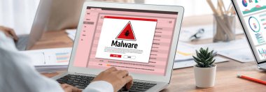 Siber saldırı konsepti. Bilgisayar ekranında görülen kötü amaçlı yazılım uyarısı ve bilgisayar sisteminde veya çevrimiçi sunucuda kaldırılacak tehdit algılaması.