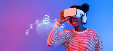 Neşeli bir kadın, canlı bir arka plana karşı sanal gerçeklik kulaklığı keşfediyor, çevrimiçi iş ve teknoloji sektöründe veriye dayalı kavramlar gösteriyor. XDMCP