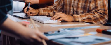 Dinamik yaratıcı ofis sahnesi, takım çalışması ve işbirliği. Bilgisayarla ve evrak işleriyle uğraşan eller modern iş yaratıcılığının özünü ortaya koyuyor. SACTR