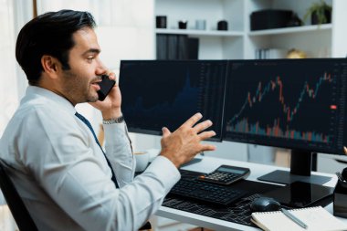 İki borsa yatırımıyla danışman ya da ortağı arayan tüccar işadamı, veri analizini yüksek kârlı dinamik teknoloji borsasına yatırım yapmak için karşılaştırdı. Tahmin et..