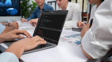 Uygulama ve program kodlaması için bilgisayar ekranında yazılım geliştirme programlama