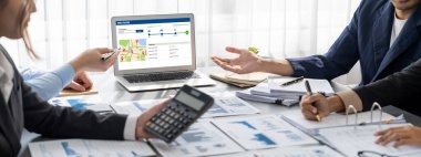 İş zekası ve veri analizi kavramı. Analizci ekibi laptop ekranında finansal veri analizi üzerinde çalışıyor. Etkili iş stratejik planlama için pazarlama göstergesi olarak. İçgörü