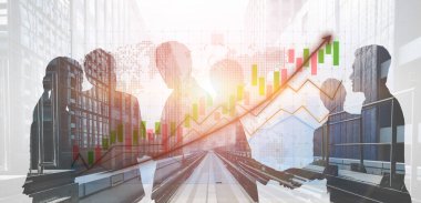 Profesyonel iş ekibi, dinamik bir şehir ortamında finans grafikleri ve siluetlerle gösterilen kilit pazar eğilimleri hakkında tartışmaya başlıyor. Etki