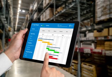 Ekip projesinin zaman çizelgesini gösteren bilgisayar ekranında, modern iş projesi yönetimi için proje planlama yazılımı