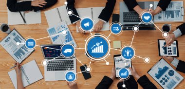 Veri analizi grafikleri olan bir iş sunumunda işbirliği yapan, takım çalışması ve dijital pazarlama kavramlarını vurgulayan ofis sahnesi uzmanlarını işe almak. Dostluk