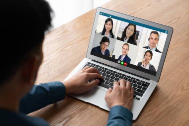 İş dünyasından iş adamlarının modern sanal grup toplantısı için video konferansındaki iş adamları