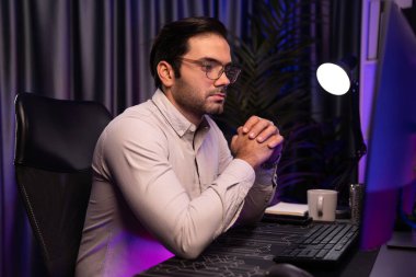 İki pc ekranda veri yazılım geliştirme analizi yapan akıllı bilişim geliştiricisi, neon ışıklı siber ofiste güncellenmiş uygulama programı güncellenmiş online web sayfası sistemi yaratıyor. Tahmin et..