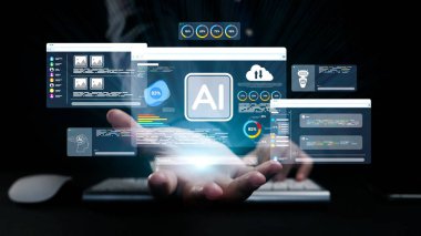 Bu resim, ekranlarda dinamik veri görselleştirmeleri ve dijital arayüzlerin yer aldığı, teknolojideki yenilikleri ön plana çıkaran gelecekteki yapay zeka kavramını gösteriyor. Dörtgen