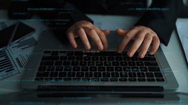 Dizüstü bilgisayar klavyesine odaklanmış, dijital kod ile programlama görevlerine dalmış bir birey. Bu görüntü modern teknolojinin ve yeniliğin özünü temsil ediyor. Xenic