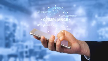 Uyum, standartlar, yasalar ve politikalarla uyumluluğu güvence altına alır. Güçlü bir uyum sistemi düzenlemelerin uygulanmasına, örgütlerin korunmasına ve küresel uyum sağlanmasına yardımcı olur. Eğri