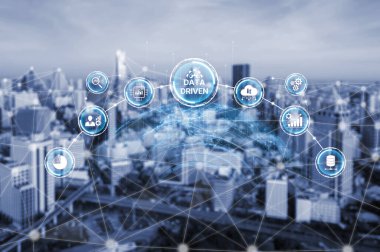 Veri güdümlü karar verme işi analitik, veri toplama ve yapay zeka sistemleri yoluyla güçlendirir. Veri güdümlü araçlar veri işleme ve veri görselleştirmesini veri platformları boyunca destekler. Eğri