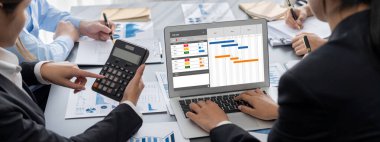 İş zekası ve veri analizi kavramı. Analizci ekibi laptop ekranında finansal veri analizi üzerinde çalışıyor. Etkili iş stratejik planlama için pazarlama göstergesi olarak. İçgörü