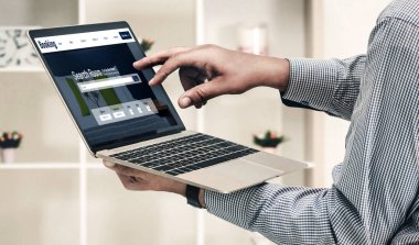 Çevrimiçi otel konaklama rezervasyon sitesi mod rezervasyon sistemi sağlar. Seyahat teknolojisi kavramı .