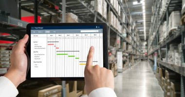 Ekip projesinin zaman çizelgesini gösteren bilgisayar ekranında, modern iş projesi yönetimi için proje planlama yazılımı