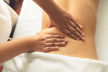 Kapalı alan kadın müşteri stres önleyici spa masajını yapmaktan zevk alıyor ve lüks otel ya da oteldeki gündüz açık hava güzellik salonunda güzellik teniyle eğleniyor. Sessiz.