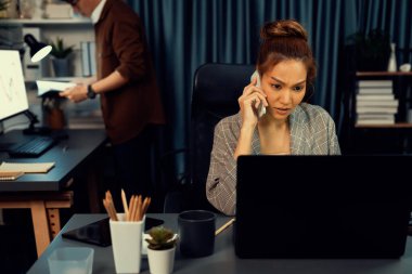 İş kadını, müşterilerle birlikte modern ofiste yeni bir proje işi yapmak için arıyor. Bu sırada, iş planının evrak dosyalarını kontrol ederek gece geç saatlerde veri tabanı raporlama toplantısına katılıyor. İnfobahn.