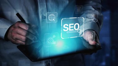 SEO görünürlüğünü geliştirmek için SEO konsepti, SEO ile ilgili dijital araçlar ve SEO performans simgeleri stratejik pazarlama için odaklanmış bir planda gösteriliyor. Muxer