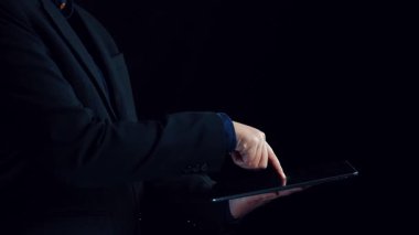 AI toplumu dönüştürüyor, önemli etik soruları gündeme getiriyor. Yapay zeka dizaynındaki ahlak kuralları adaleti sağlar. Yapay zeka etiği sorumlu kararları destekliyor. Yapay zeka gücünü güçlü etiklerle dengelemek çok önemli. Elide