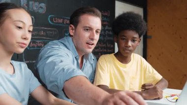 Akıllı öğretmen araba modelini seçiyor ve robot inşaatı denetleyen mutlu öğrencilere sunuyor. Bu sırada elektronik araç ve dizüstü bilgisayarla birlikte ekranda programlama ve programlama yapıyor. Öğretim