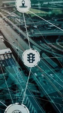 Yeni şehir yolunda gelecek araba trafiği için akıllı ulaşım teknolojisi kavramı. Sanal akıllı sistem, şehir sokaklarındaki araç verilerini birbirine bağlamak için dijital bilgi analizi yapıyor .