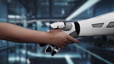 Gelişmiş bir dijital dünyadaki teknoloji ve insan etkileşimini sembolize eden robot bir ele uzanan insan elini tasvir eden stilize edilmiş bir video. Auvana