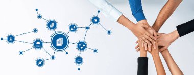 Bu resim, proje başarısı için iş yönetiminde takım çalışmasını ve stratejik planlamayı sembolize eden çeşitli el gruplarını gösteriyor. Dostluk