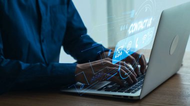 Futuristik Kişi Arayüzü Sergilenen Dizüstü Bilgisayarda Profesyonel Kişi Daktilo, Modern Ayarlarda Görüntü, Görüntü Teknolojisi ve İletişim. Dörtgen.