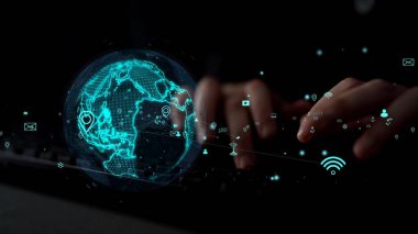 Çevresindeki ikonlarla çevrili dijital bir küreyi gösteren büyüleyici bir görüntü, teknoloji yoluyla küresel bağlantıyı gösteriyor. Eller bir klavyenin üzerinde, etkileşimi vurguluyor. Xenic