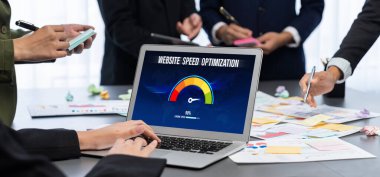 Analizci ekibi yaratıcı ve analitik beyin fırtınası fikri için bilgisayar ekranında BI veri paneli olan yapışkan bir not kullanıyor. Pazarlama stratejisi için finansal veri görselleştirme teknolojisini analiz et. Dahi.