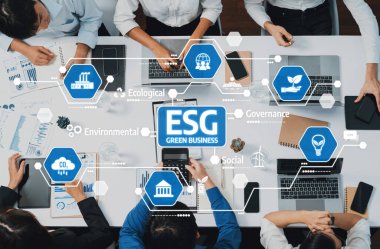 Bir ofis ortamında işbirliği yapan bir ekip, sürdürülebilir iş uygulamalarını geliştirmek için ESG stratejilerine odaklanıyor. Görsel unsurlar temel yönetim faktörlerini temsil ediyor. Dostluk