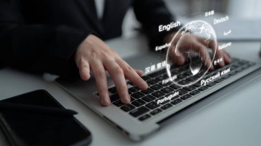 Küresel iletişim, dünya çapında dil değişimi için çok dilli araçlar, kültürler arası mesajlaşma ve dijital platformlar yoluyla gelişir. Latch