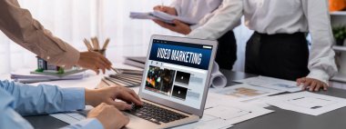 İç mimar tasarımcı grubu, daha kesin tasarım için planlar ve dizüstü bilgisayar ekran mimari yazılımı üzerinde birlikte tartışıyorlar. Modern ev tasarımı ve yenileme. İçgörü