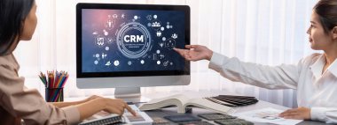 Masadaki bir grup iç mimar takımı dizüstü bilgisayarında mimari yazılım bulunan çeşitli ruh hali tahtası örneklerini seçiyor. Modern yenileme ve iç malzeme seçimi konsepti. İçgörü