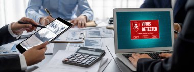 İş zekası ve veri analizi kavramı. Analizci ekibi laptop ekranında finansal veri analizi üzerinde çalışıyor. Etkili iş stratejik planlama için pazarlama göstergesi olarak. İçgörü