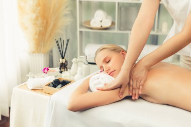 Kafkasyalı kadın müşteri stres önleyici spa masajının keyfini çıkarıyor ve lüks otel ya da oteldeki gündüz açık ortam güzellik salonunda güzellik teniyle eğleniyor. Sessiz.