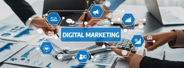 Bu stok fotoğrafı, dijital pazarlama çalışmalarına katılan, grafikler, çizelgeler ve strateji planlaması için gerekli araçların yer aldığı ortak bir çalışma alanı yakalar. Dostluk