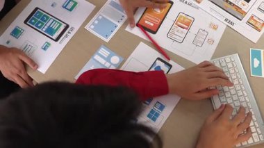 Mobil uygulama ya da web sitesi için kullanıcı arayüzü prototipi planlayan şirket çalışanlarının en iyi görünüm videosu. UX UI tasarımcı beyin fırtınası kullanıcı dostu arayüz planı. Sinerjik