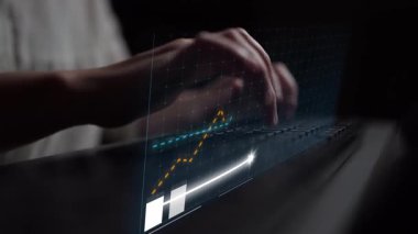 Bir iş kadını, finansal büyüme gösteren şeffaf bir etkileşimli ekrana bağlanıyor, veri analizi ve başarılı karar verme mekanizmasının modern teknolojisini vurguluyor. Copula